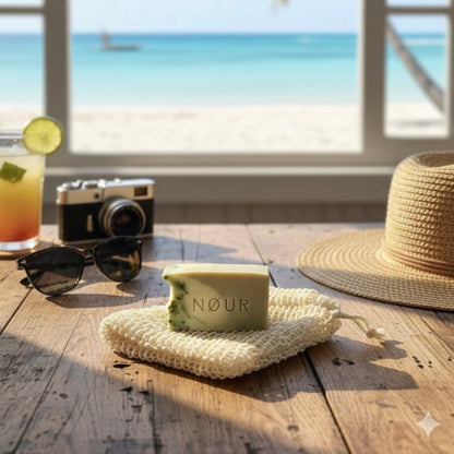 Reiseseifensaeckchen mit Meerblick aus dem Fenster