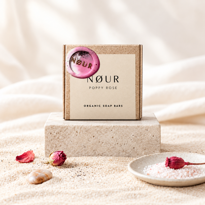 Verpackung Poppy Rose auf Sandstein mit Deko von Rosenknospen im Sand