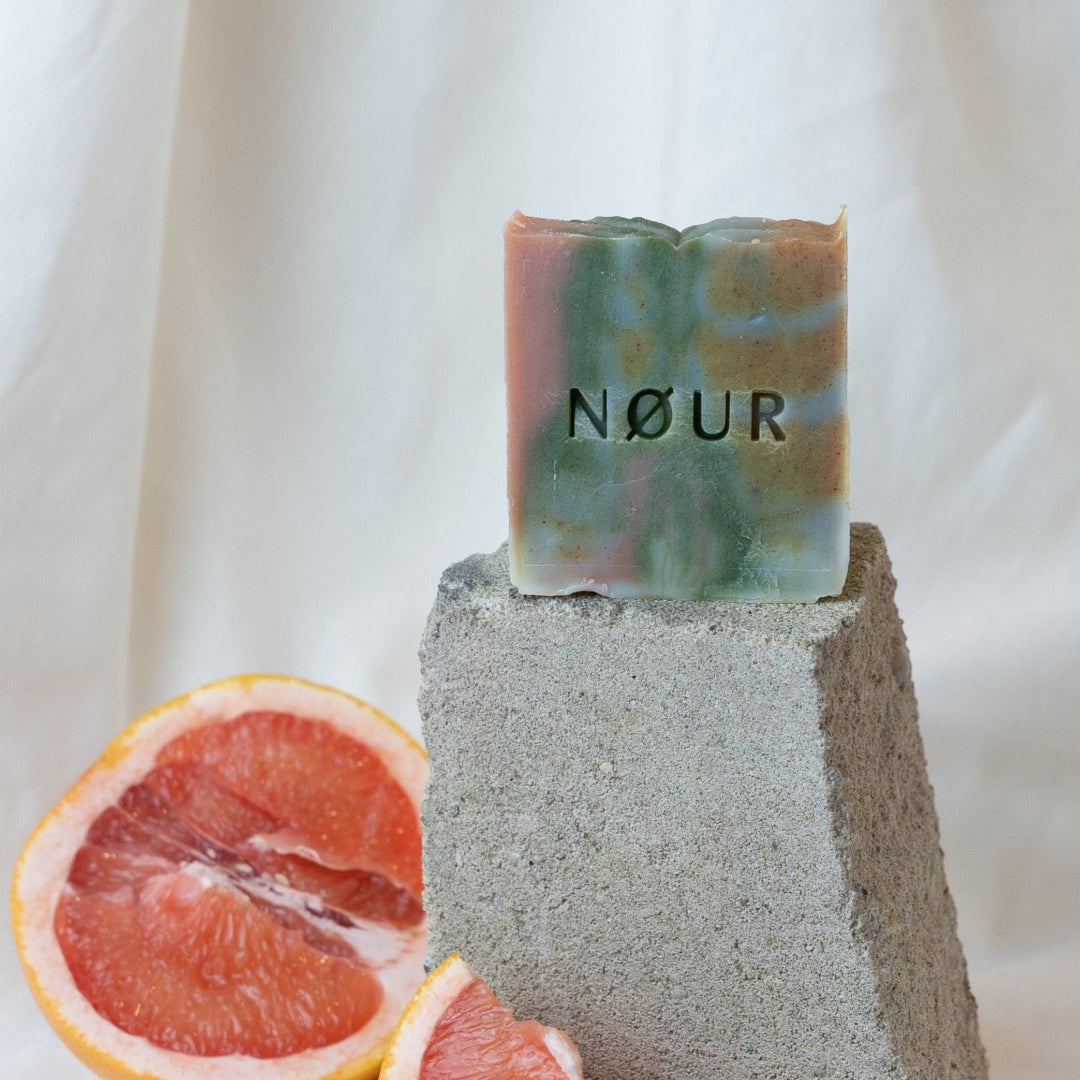 Wild Color – Bio-Seife mit Grapefruit und Palmarosa für gestresste Haut von NØUR Köln