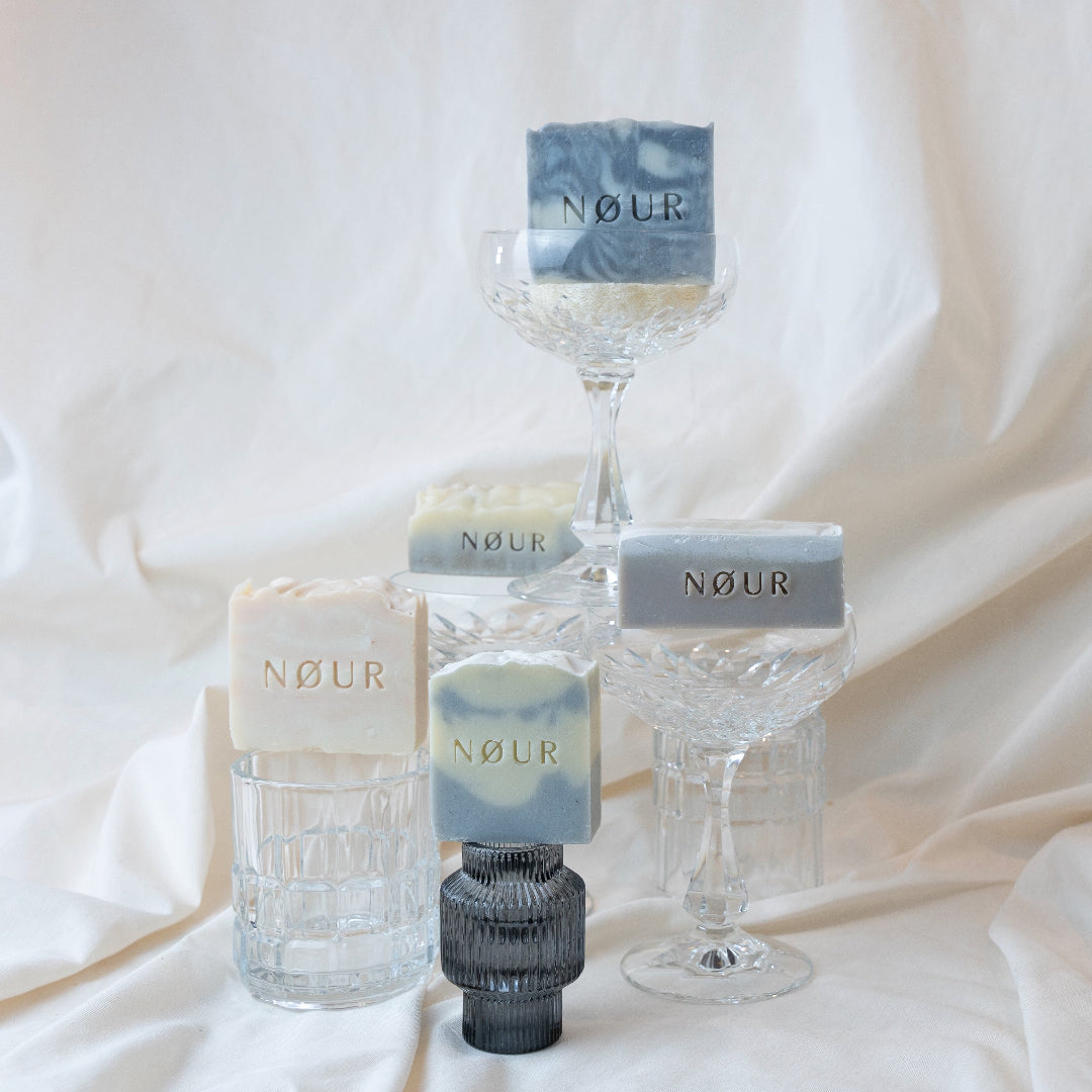 grau-blaue Seifen auf Cocktailgläser