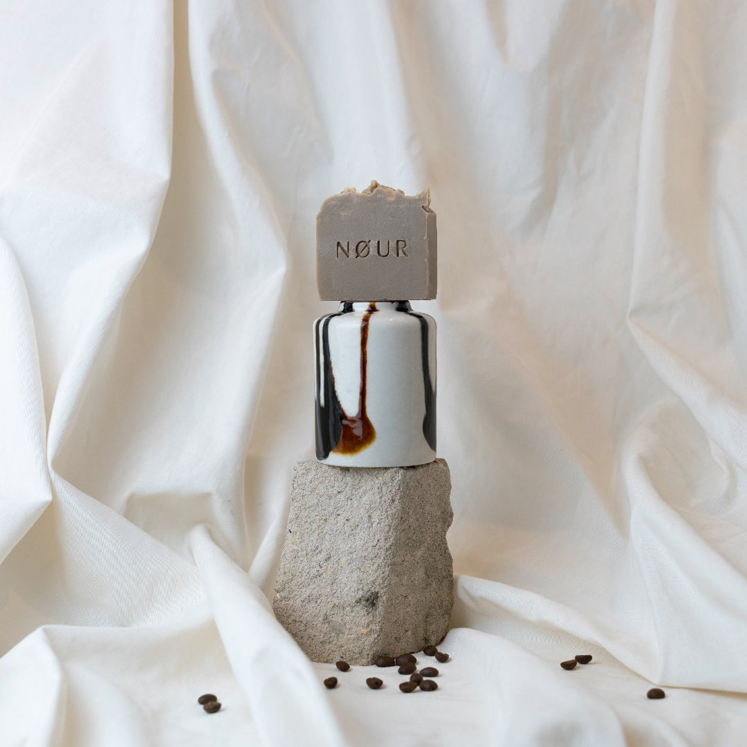 Zirbenseife auf Keramikbecher mit hellem Hintergrund