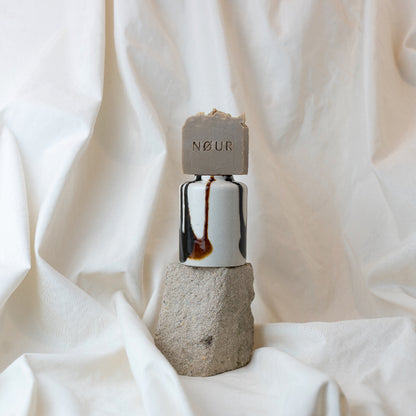 Zirbenseife auf Keramik und Stein2