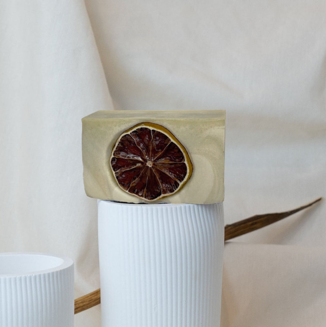 nour naturseife gegen trockene rissige haut mit zitronen melissenduft