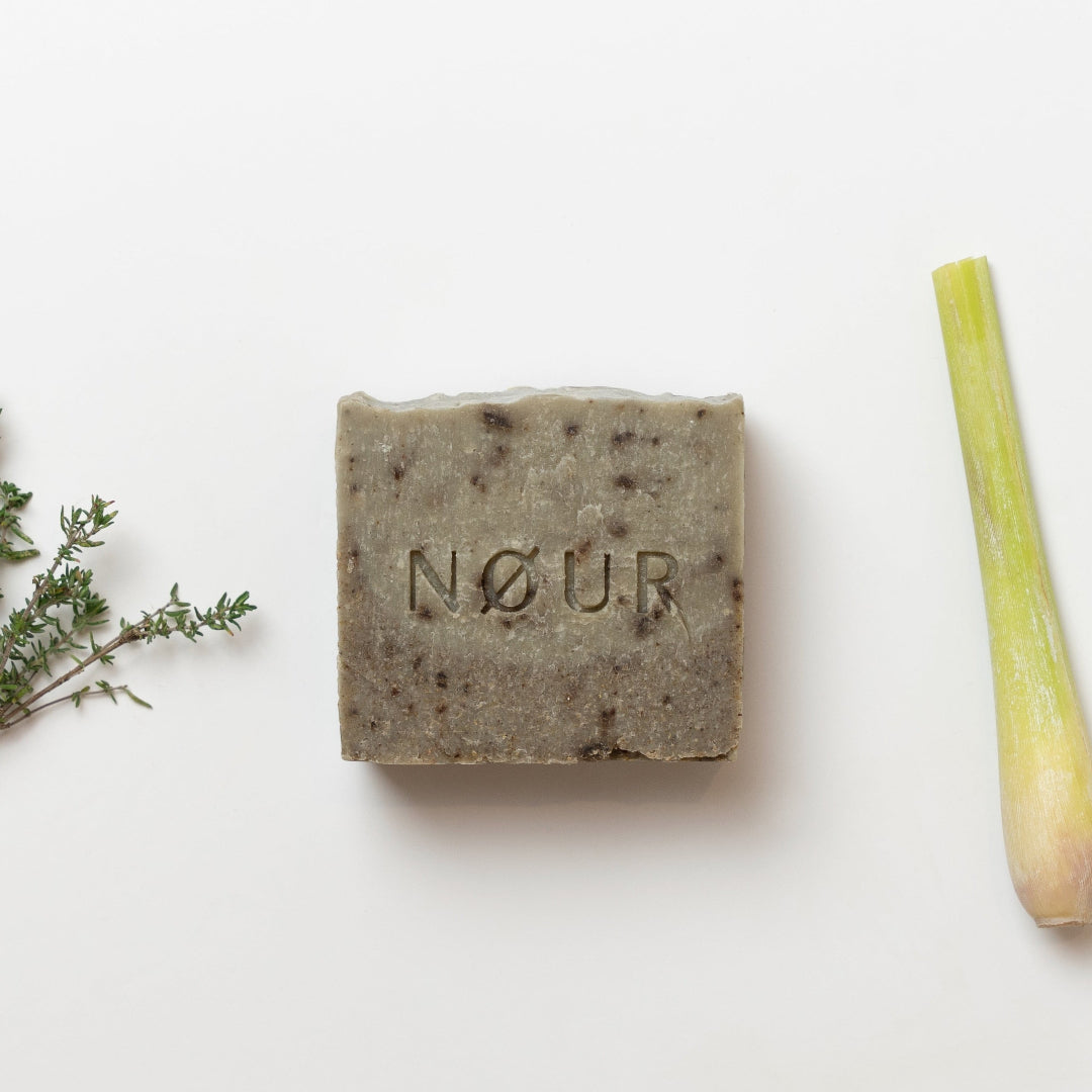 Scrubby – doppelseitige Peeling-Seife mit Mandelkern und Olivenkern von NØUR Köln