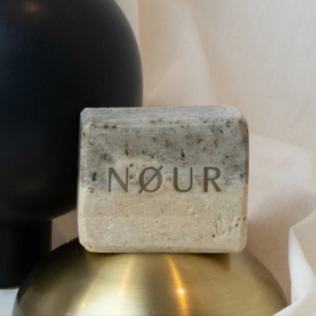 Olive Scrub – duftfreie Bio-Peelingseife mit Kaolin für sehr empfindliche Haut von NØUR