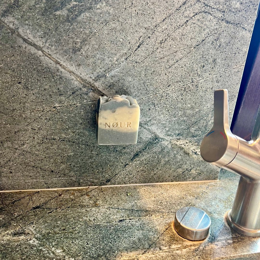 nour seife mit magnet am Küchenfliesenspiegel mit Seifenmagnet befestigt