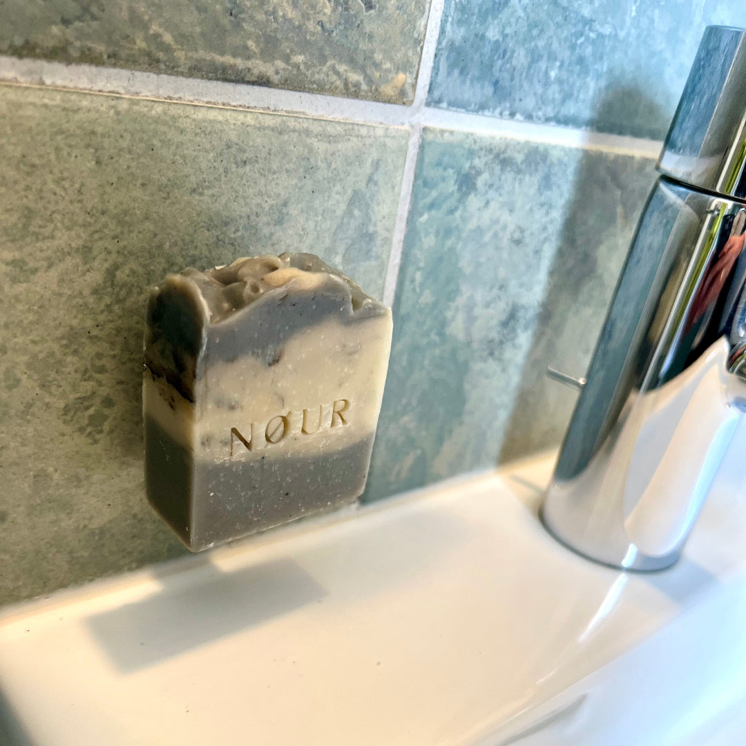 shades of grey seife am Waschbecken mit Seifenmagnet befestigt