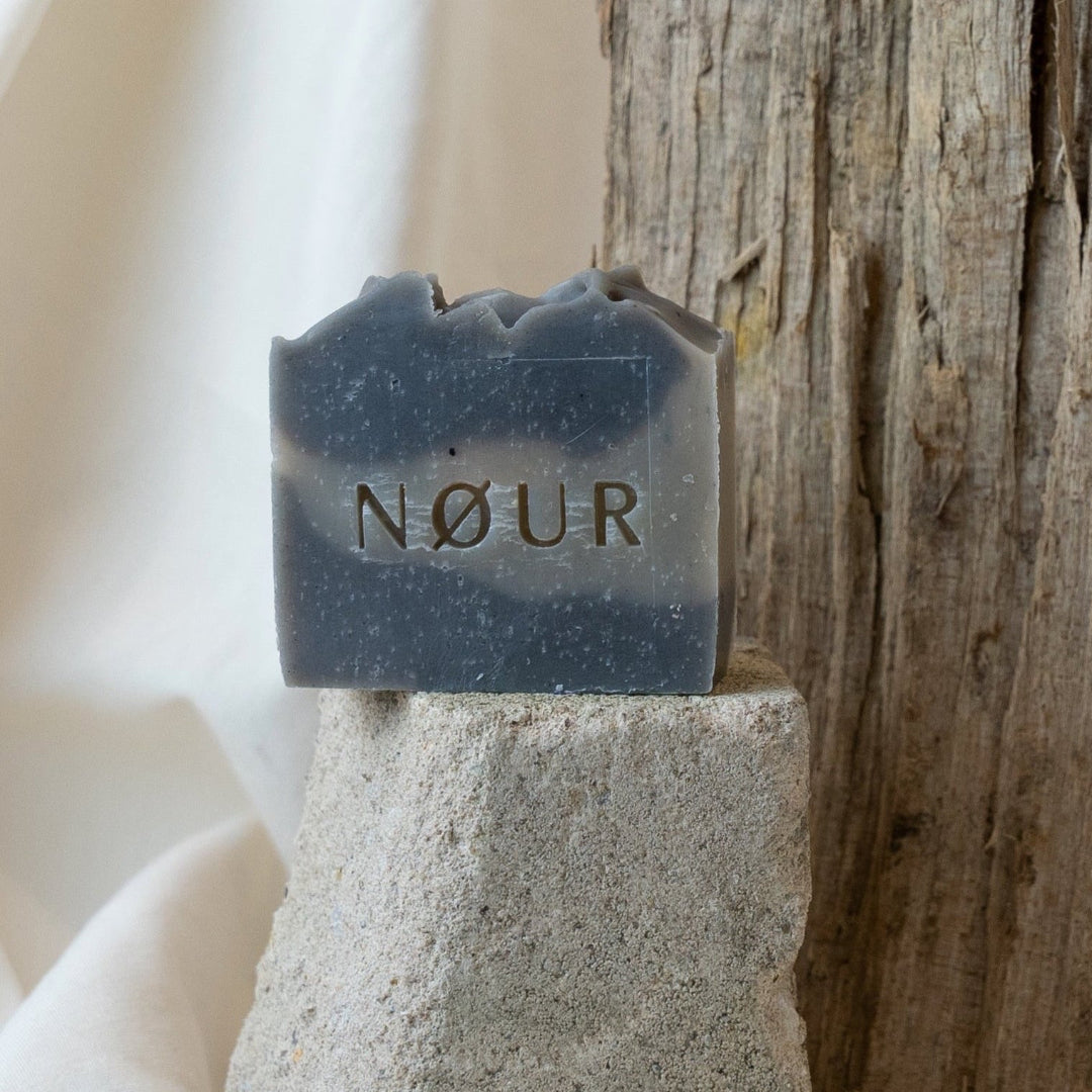 Shades of Grey – Bio-Seife mit Indigo und Thymian für normale bis reife Haut von NØUR