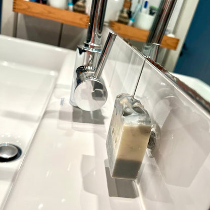 seitliche ansicht magnet plus seife am Waschbecken